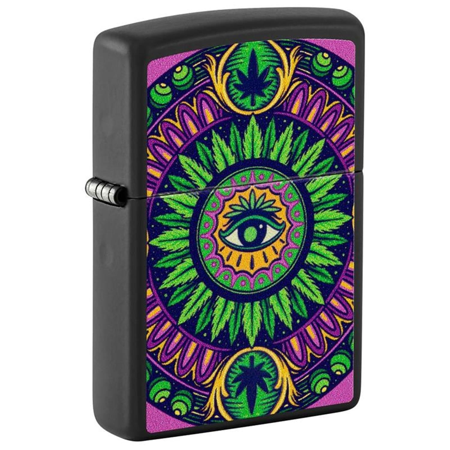 Zippo Sturmfeuerzeug Cannabis Mandala Auge Design, geöffnet mit brennender Flamme, psychedelisches Mandala mit Allsehendem Auge und Cannabis-Blättern auf schwarzem matter Finish, weißer Hintergrund